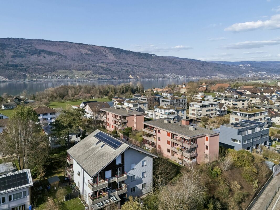 Appartamento di 4,5 locali con balcone e caminetto vicino al lago