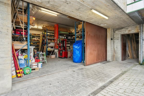 Geräumiges, einseitig angebautes 8.5-Zimmer-Einfamilienhaus mit befahrbarer Lagerhalle 12