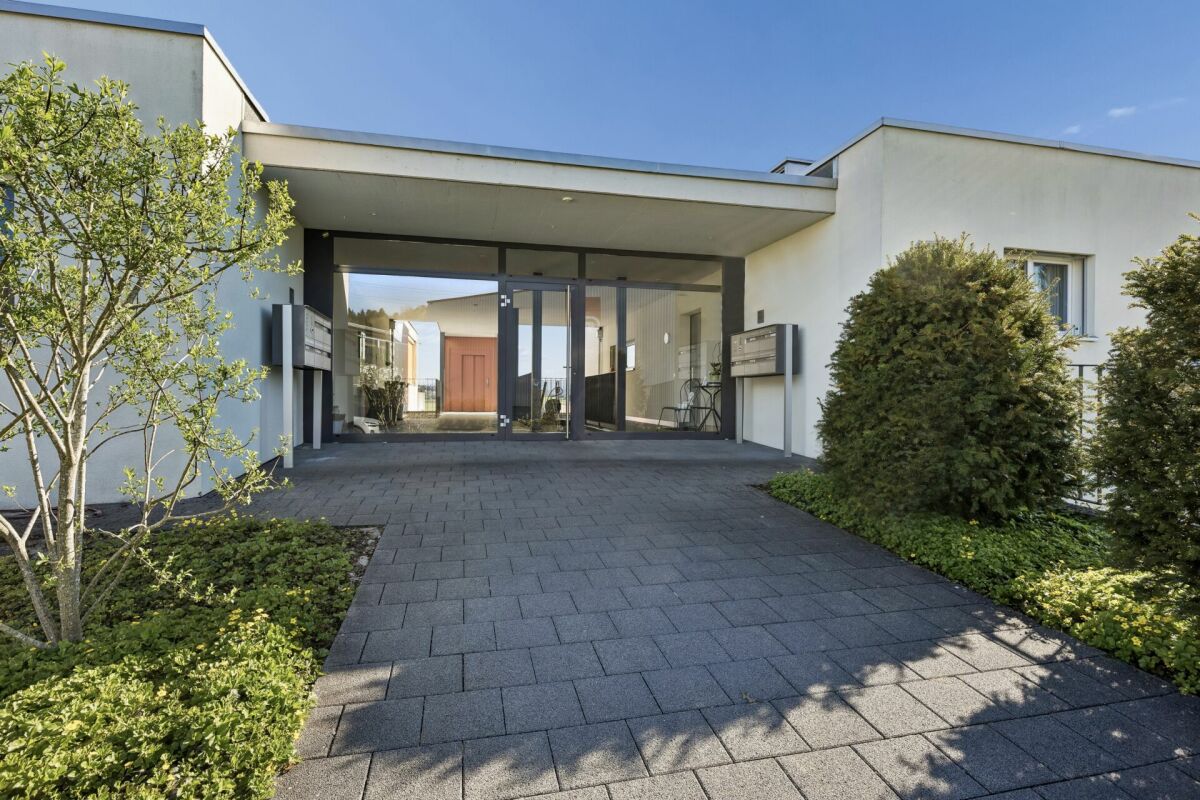 Grosszügiges 5.5-Zimmer-Terrassenhaus mit optimaler Besonnung, Panorama-Weitblick, verglastem Aussenbereich und Gartensitzplatz