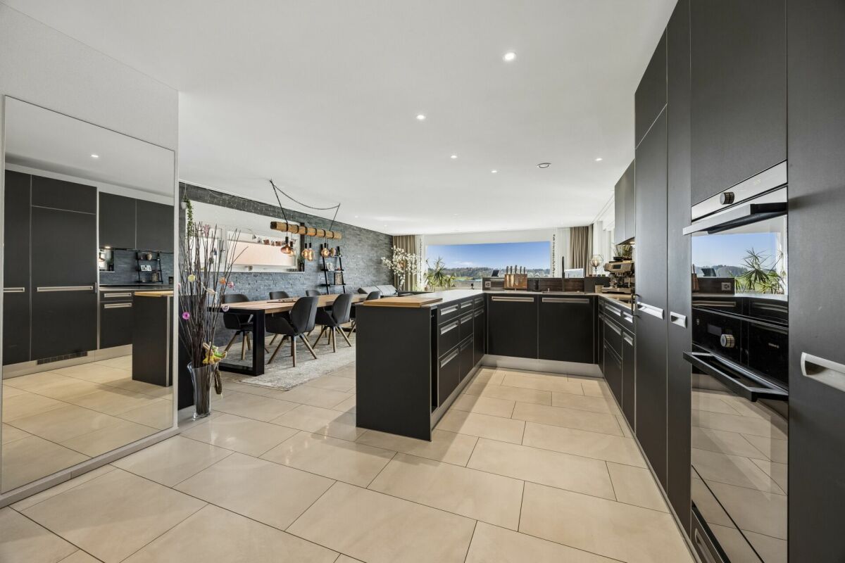 Grosszügiges 5.5-Zimmer-Terrassenhaus mit optimaler Besonnung, Panorama-Weitblick, verglastem Aussenbereich und Gartensitzplatz