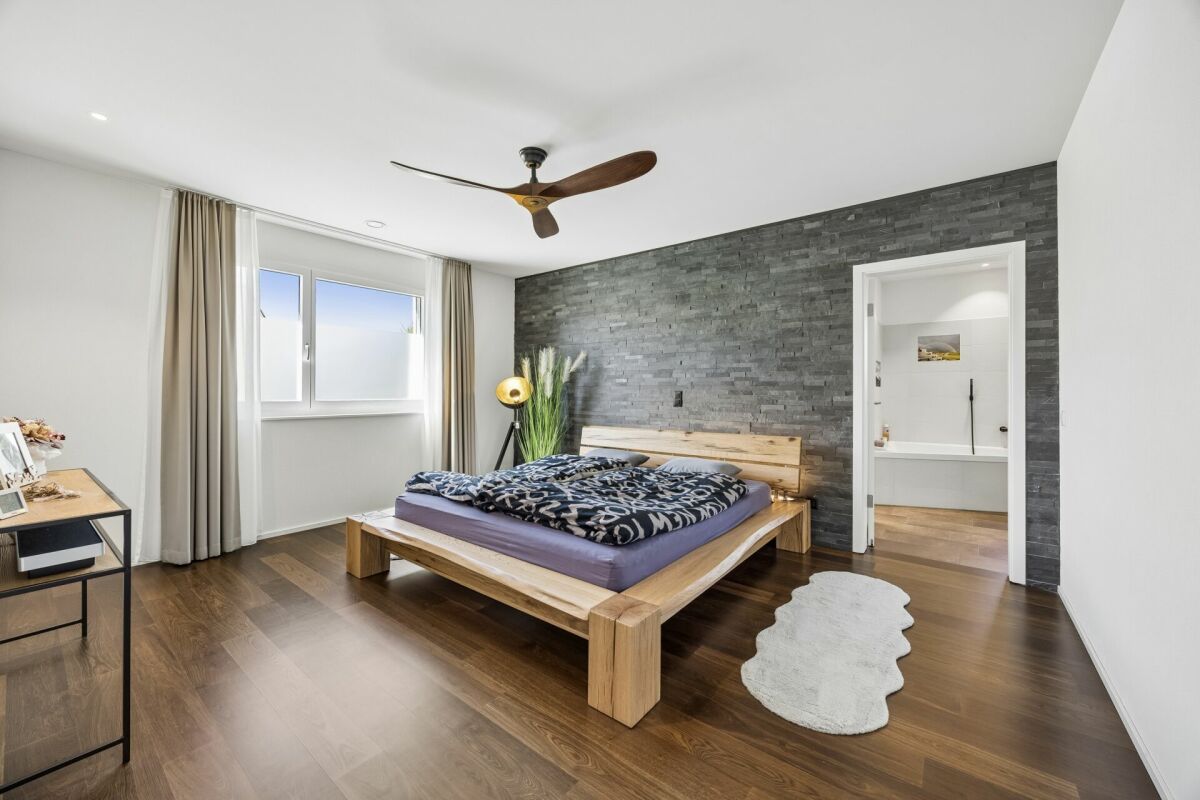 Grosszügiges 5.5-Zimmer-Terrassenhaus mit optimaler Besonnung, Panorama-Weitblick, verglastem Aussenbereich und Gartensitzplatz