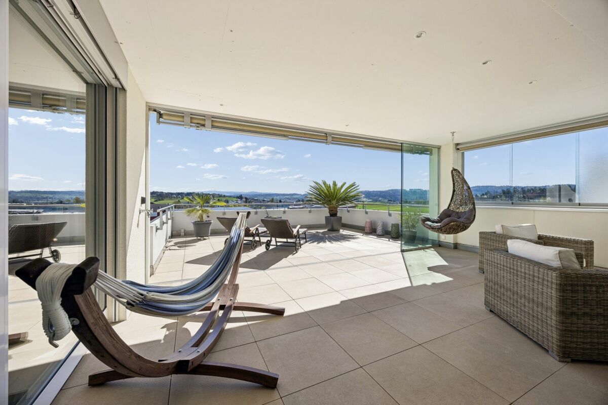 Grosszügiges 5.5-Zimmer-Terrassenhaus mit optimaler Besonnung, Panorama-Weitblick, verglastem Aussenbereich und Gartensitzplatz