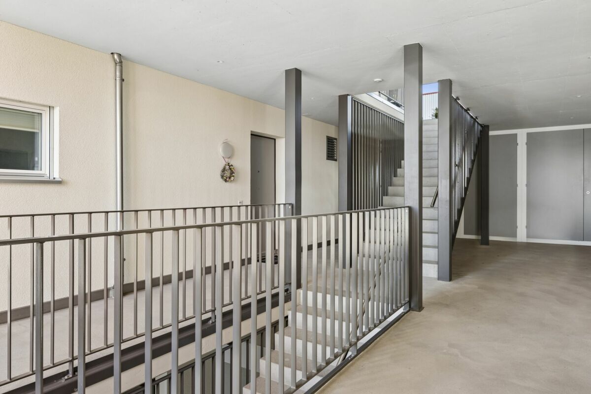 Grosszügiges 5.5-Zimmer-Terrassenhaus mit optimaler Besonnung, Panorama-Weitblick, verglastem Aussenbereich und Gartensitzplatz