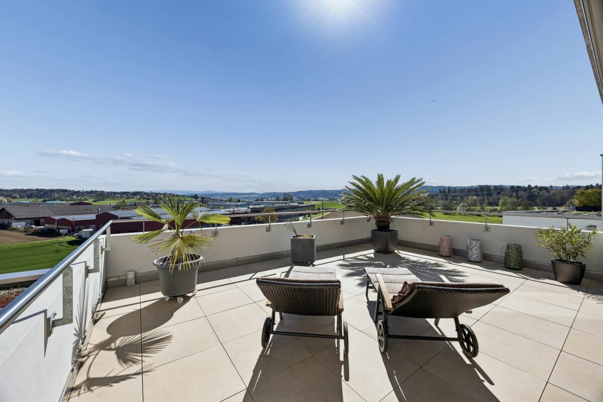 Grosszügiges 5.5-Zimmer-Terrassenhaus mit optimaler Besonnung, Panorama-Weitblick, verglastem Aussenbereich und Gartensitzplatz