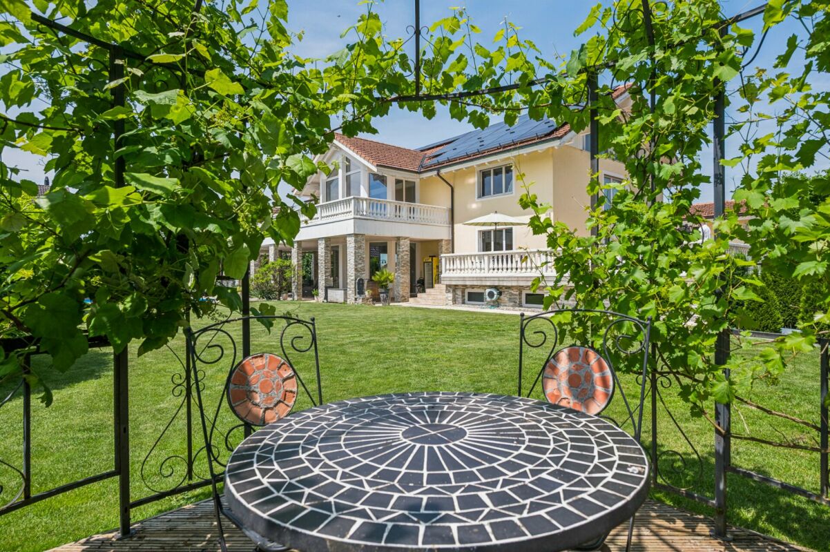 8.5-Zimmer-Villa voller Möglichkeiten