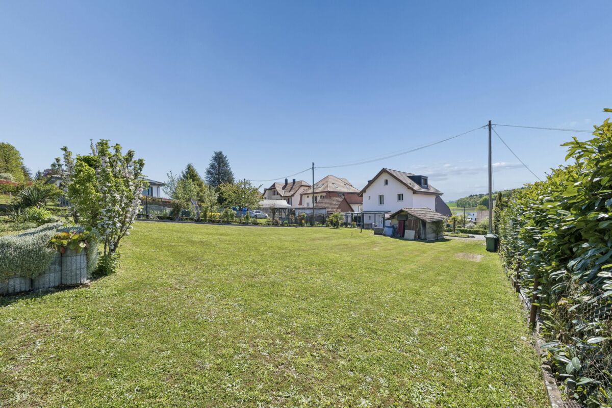 Generous building land plot for your new construction