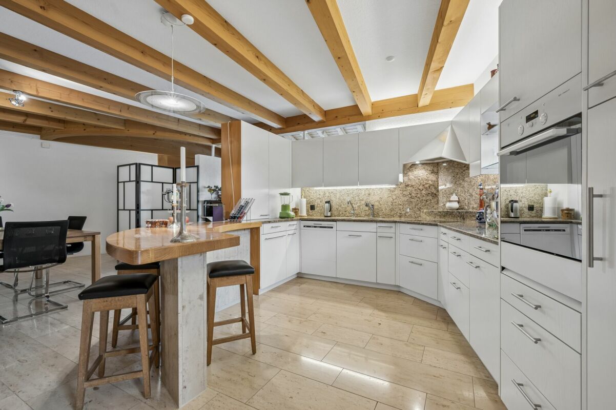 Maison multifamiliale polyvalente avec trois unités et maison unifamiliale attenante avec piscine