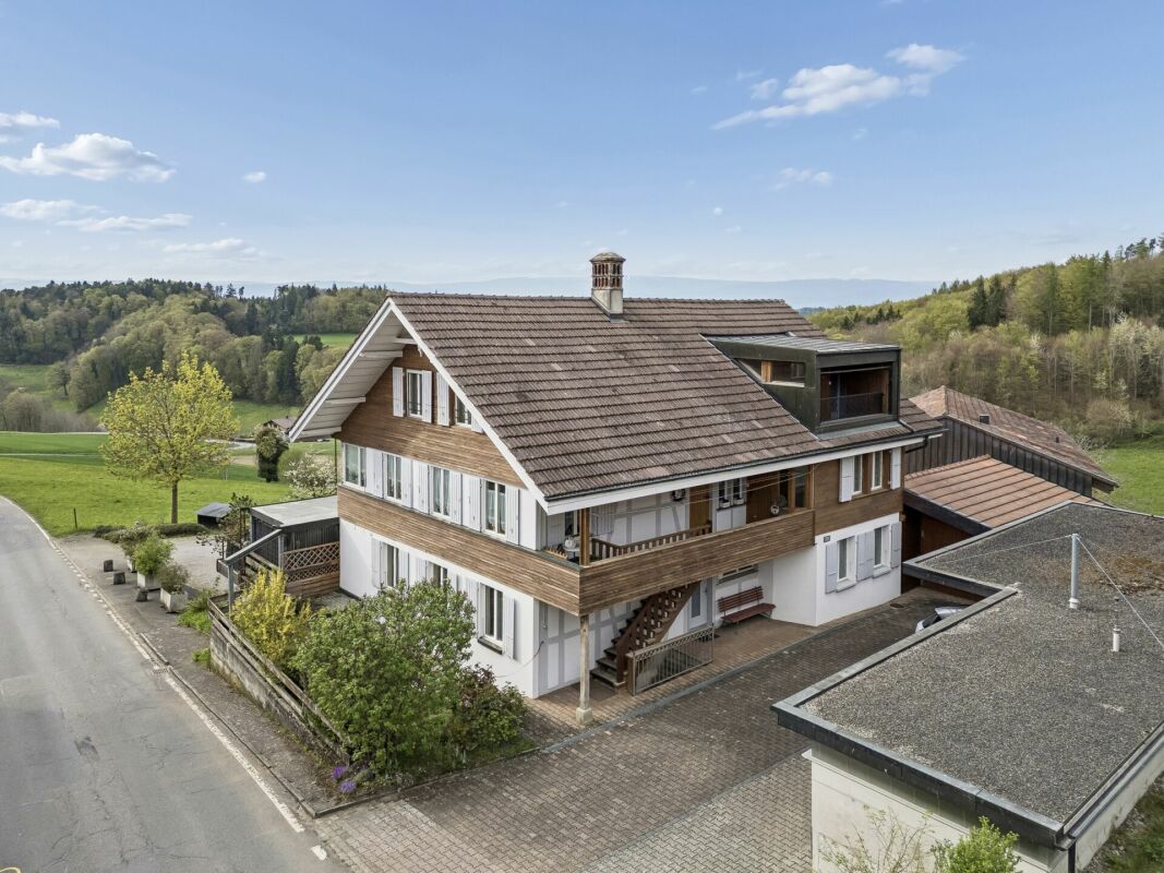 Maison multifamiliale polyvalente avec trois unités et maison unifamiliale attenante avec piscine