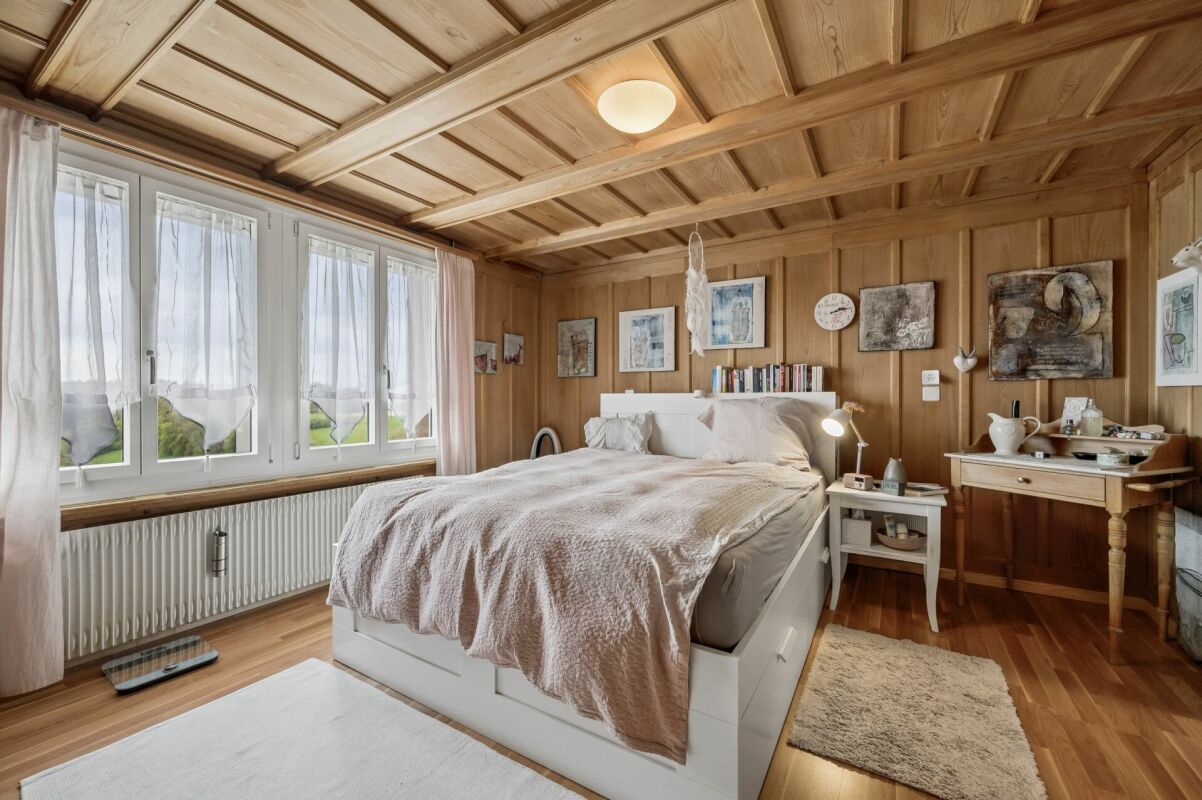 Maison multifamiliale polyvalente avec trois unités et maison unifamiliale attenante avec piscine