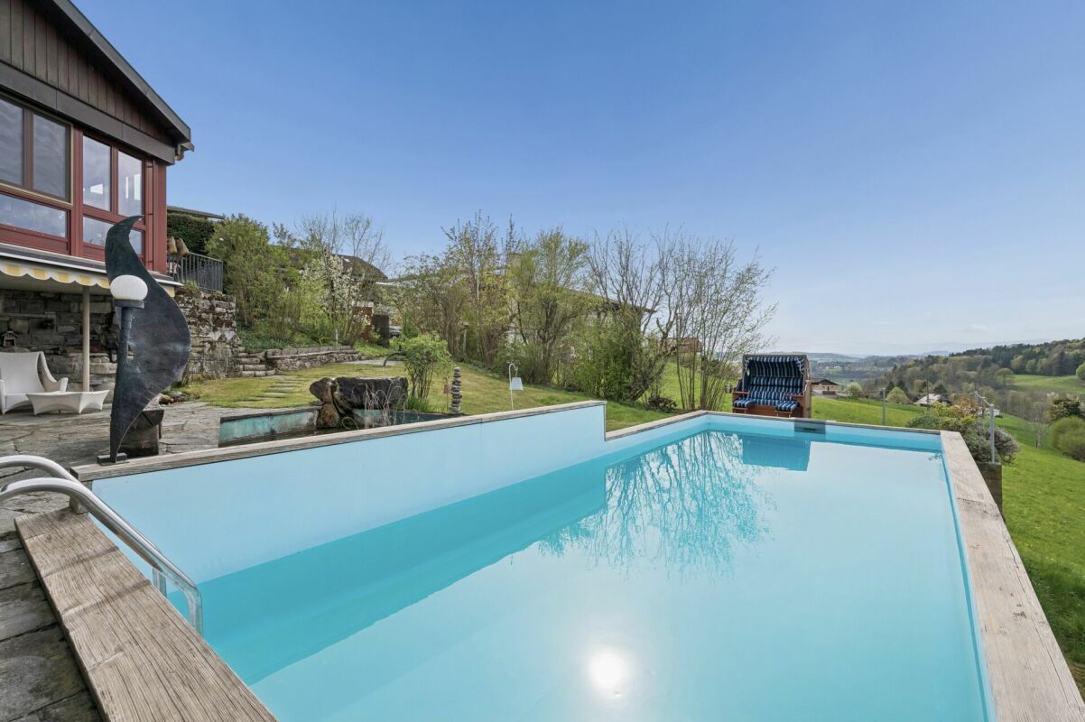 Maison multifamiliale polyvalente avec trois unités et maison unifamiliale attenante avec piscine