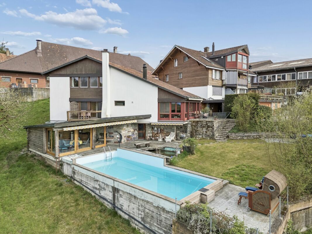 Maison multifamiliale polyvalente avec trois unités et maison unifamiliale attenante avec piscine
