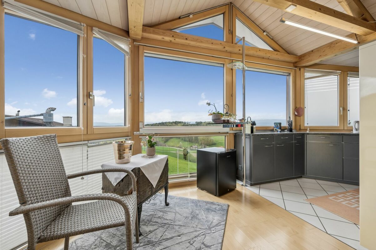 Maison multifamiliale polyvalente avec trois unités et maison unifamiliale attenante avec piscine