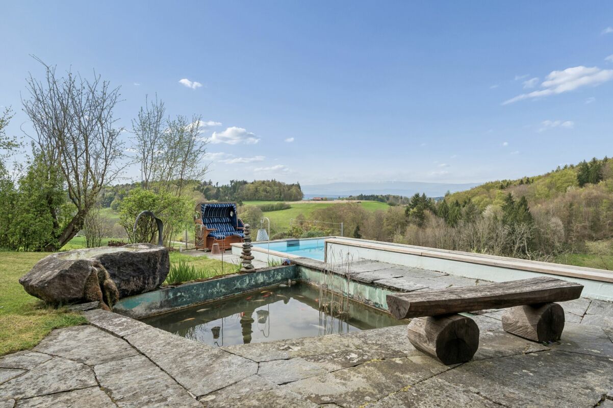 Maison multifamiliale polyvalente avec trois unités et maison unifamiliale attenante avec piscine