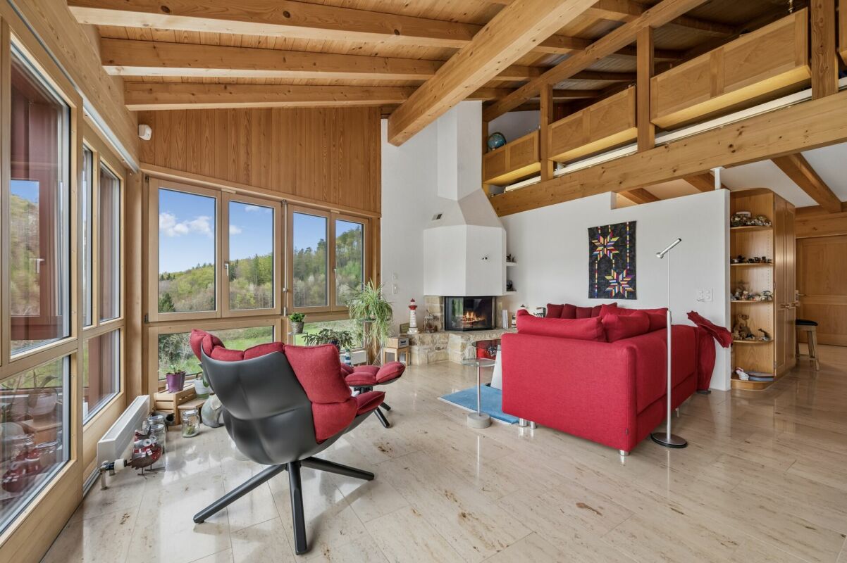 Maison multifamiliale polyvalente avec trois unités et maison unifamiliale attenante avec piscine
