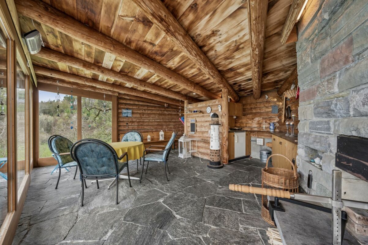 Maison multifamiliale polyvalente avec trois unités et maison unifamiliale attenante avec piscine