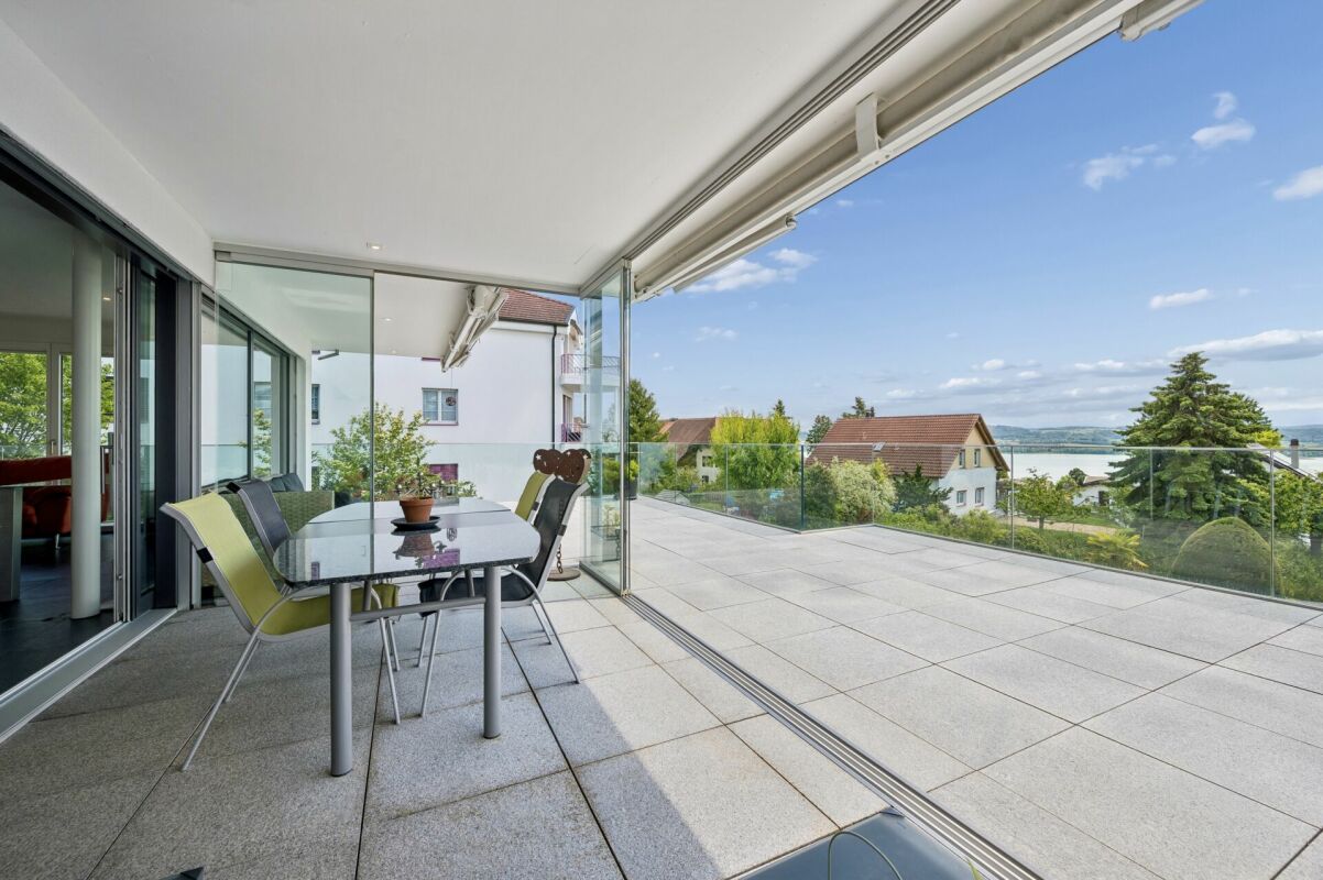 Moderne Etagenwohnung mit wunderschöner See- und Alpensicht