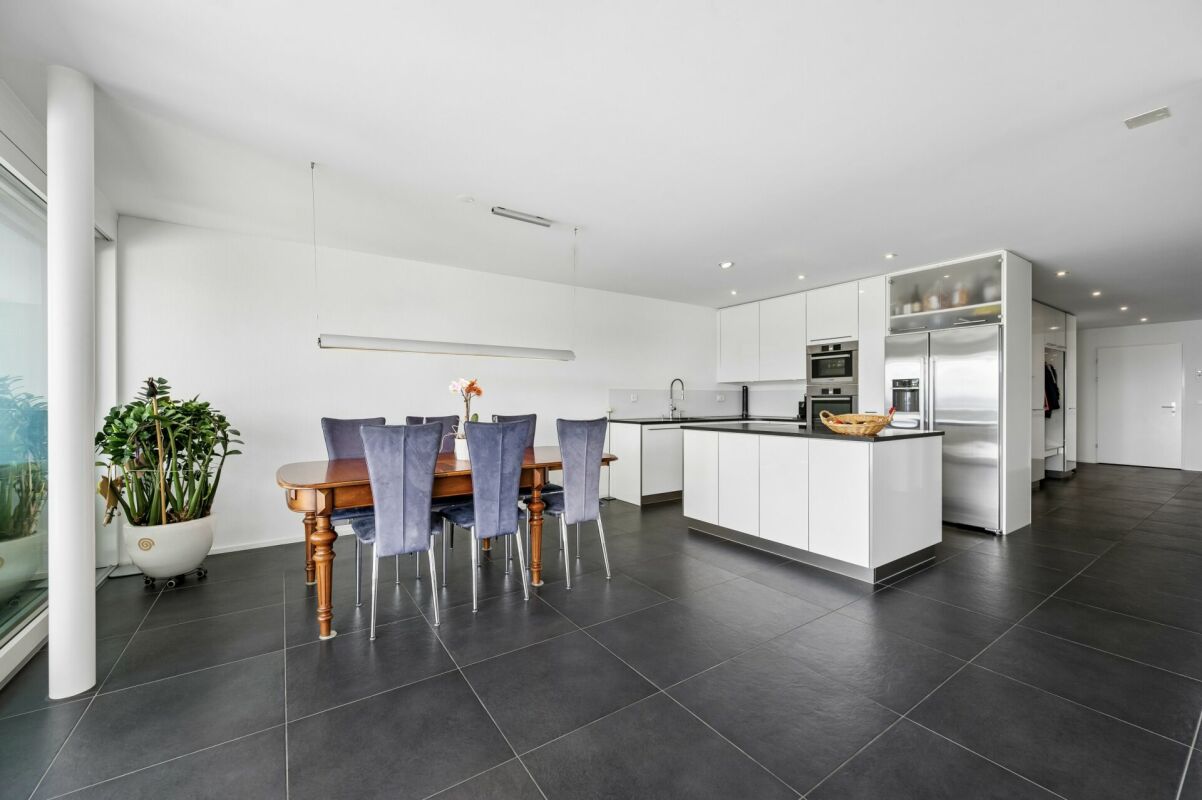 Moderne Etagenwohnung mit wunderschöner See- und Alpensicht
