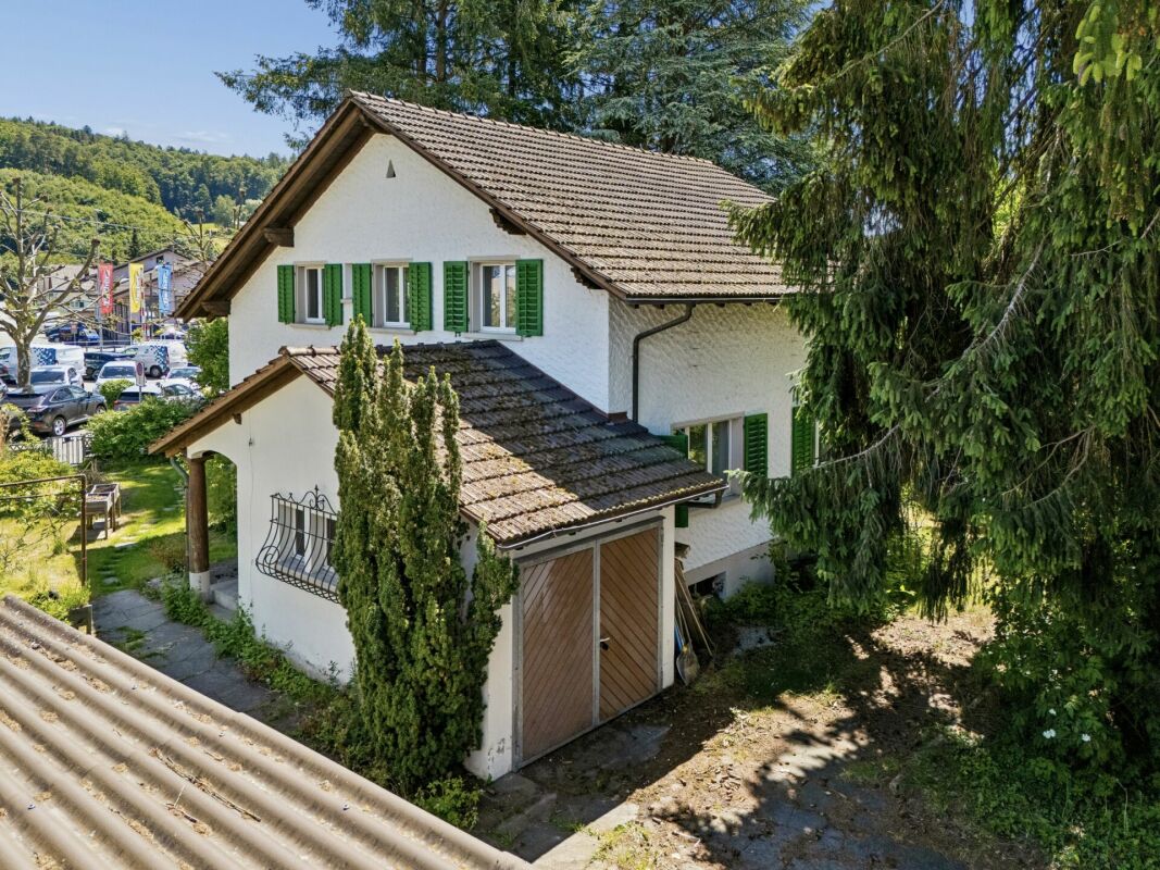 Freistehendes Einfamilienhaus an zentraler Lage mit grossem Grundstück