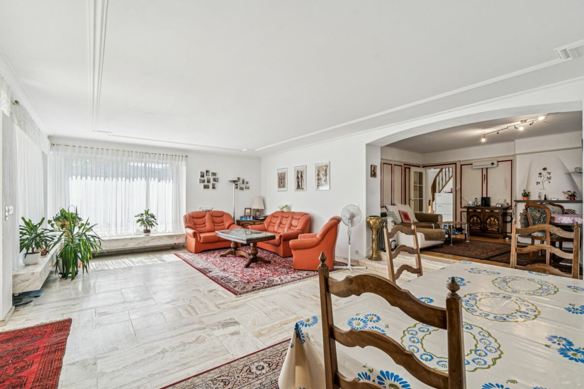 Renovationsbedürftiges Einfamilienhaus mit attraktivem Grundstück
