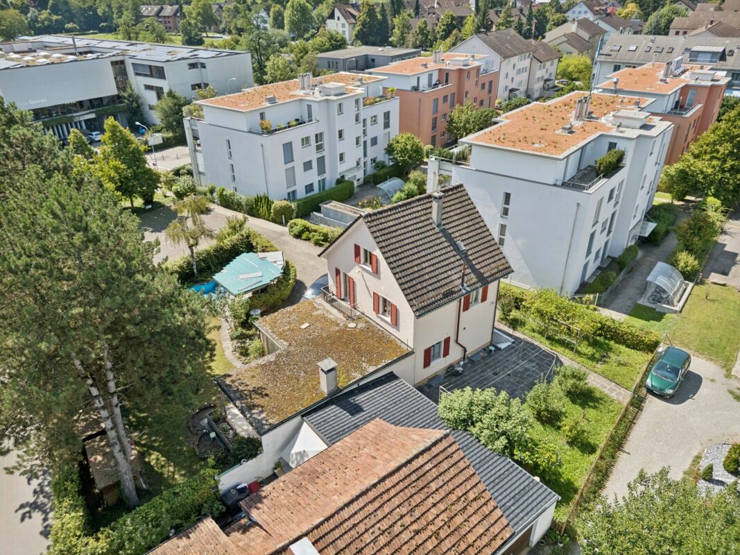 Renovationsbedürftiges Einfamilienhaus mit attraktivem Grundstück