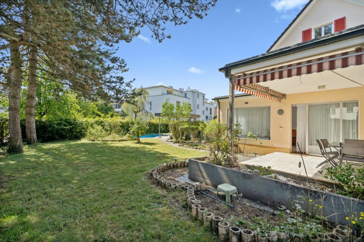Renovationsbedürftiges Einfamilienhaus mit attraktivem Grundstück