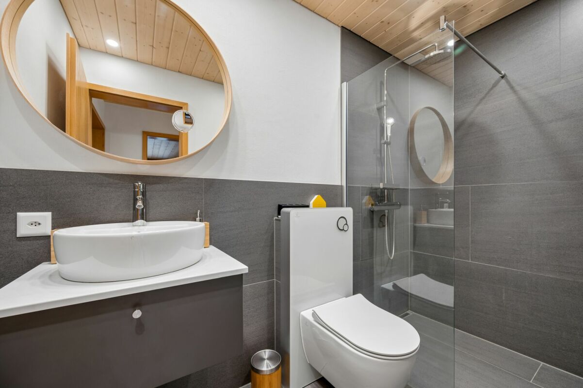 Renovierte Dachwohnung mit Weitblick an bevorzugter Wohnlage in Goldiwil