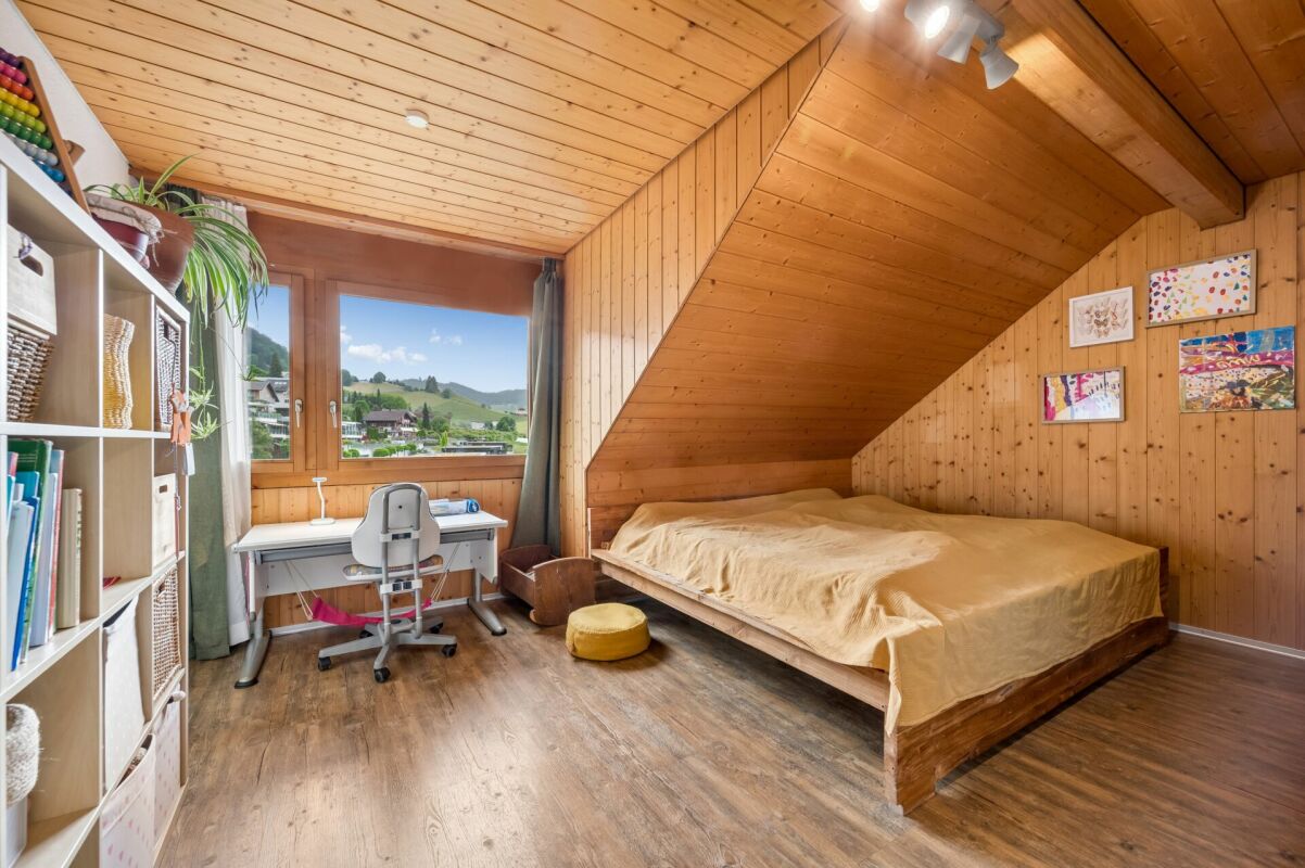 Renovierte Dachwohnung mit Weitblick an bevorzugter Wohnlage in Goldiwil