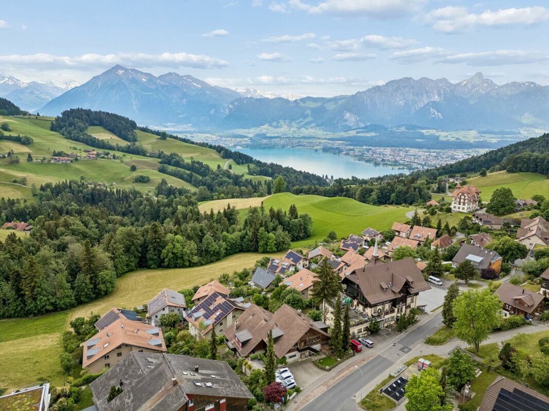 Renovierte Dachwohnung mit Weitblick an bevorzugter Wohnlage in Goldiwil