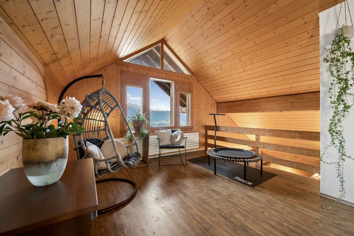Renovierte Dachwohnung mit Weitblick an bevorzugter Wohnlage in Goldiwil