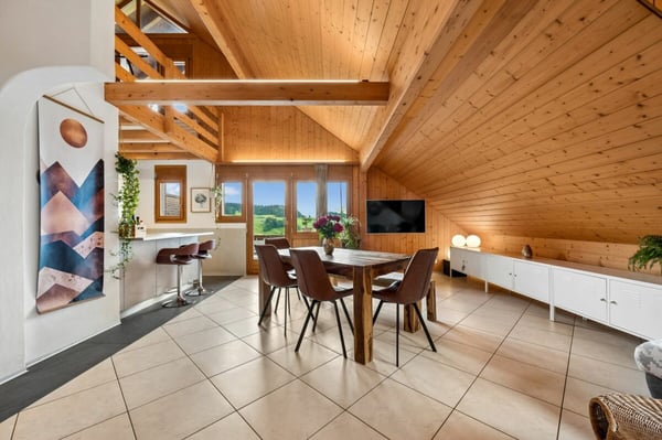 Renovierte Dachwohnung mit Weitblick an bevorzugter Wohnlage in Goldiwil 6