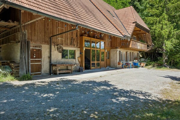 Charmantes Bauernhaus mit zwei Wohneinheiten und grosszügiger Landparzelle 10