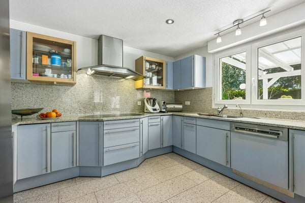 8.5-Zimmer-Einfamilienhaus mit Wintergarten, Pool und vielseitigem Raumangebot 3