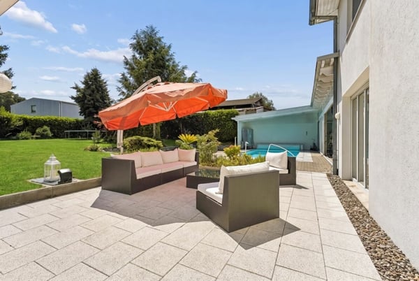 8.5-Zimmer-Einfamilienhaus mit Wintergarten, Pool und vielseitigem Raumangebot 12