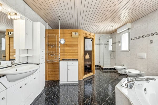 8.5-Zimmer-Einfamilienhaus mit Wintergarten, Pool und vielseitigem Raumangebot 9