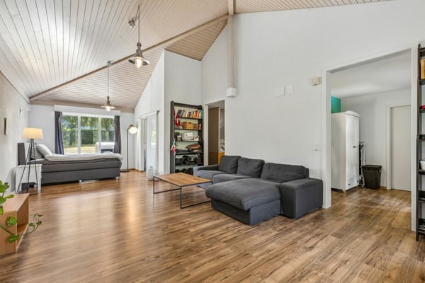 8.5-Zimmer-Einfamilienhaus mit Wintergarten, Pool und vielseitigem Raumangebot 8