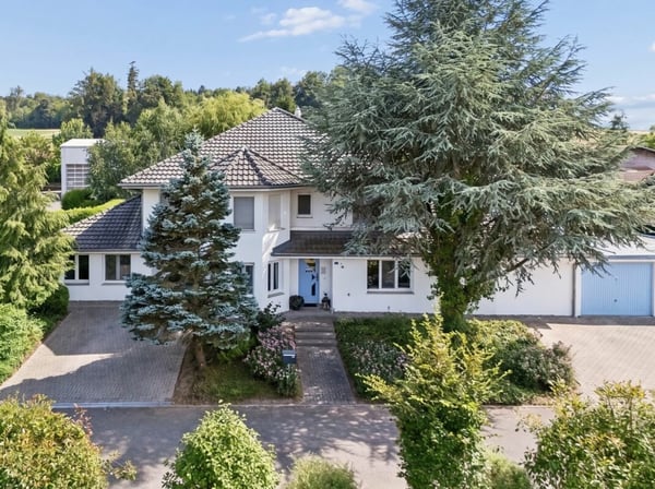 8.5-Zimmer-Einfamilienhaus mit Wintergarten, Pool und vielseitigem Raumangebot 2