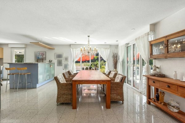 8.5-Zimmer-Einfamilienhaus mit Wintergarten, Pool und vielseitigem Raumangebot 4