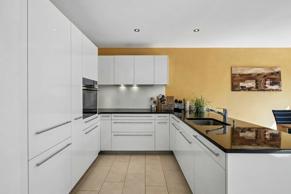 Attraktive 5.5-Zimmer-Doppeleinfamilienhaushälfte auf vier Ebenen - geräumig und pflegeleicht 5