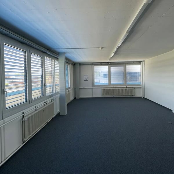 Helles, renoviertes Büro an ruhiger Lage in Aarberg 1
