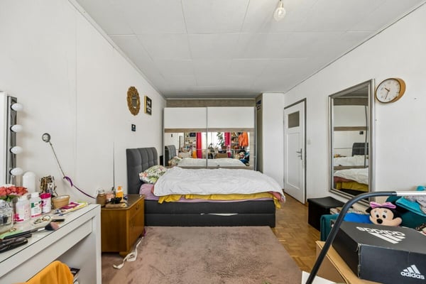 Doppeleinfamilienhaus auf grossem Grundstück mit Ausbaureserven 9