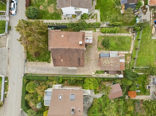 Freistehendes 4.5-Zimmer-Einfamilienhaus mit Umbaupotenzial für den Familientraum 13