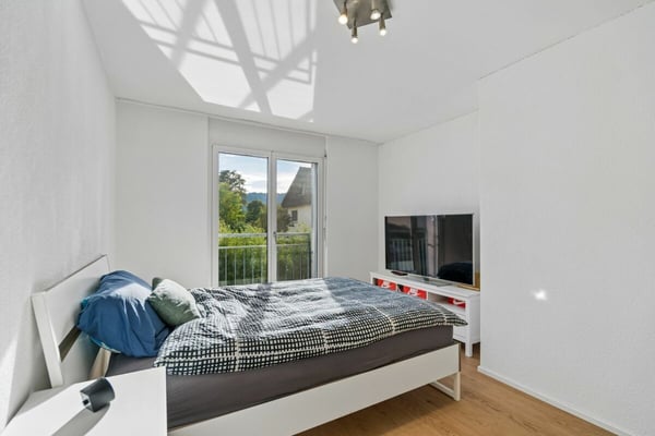Vielseitige 6.5 Zimmer-Doppeleinfamilienhaushälfte an familienfreundlicher Lage 10