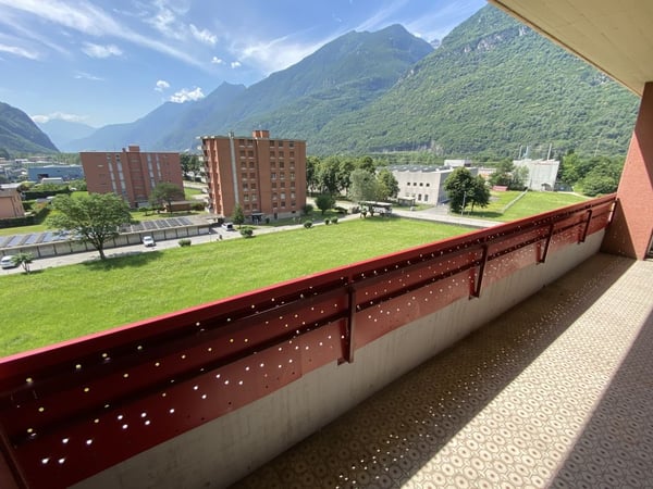 Luminoso appartamento di 1 locali con balcone e vista panoramica a Biasca 9