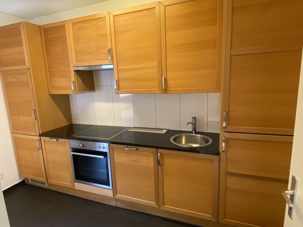 Luminoso appartamento di 1 locali con balcone e vista panoramica a Biasca 2