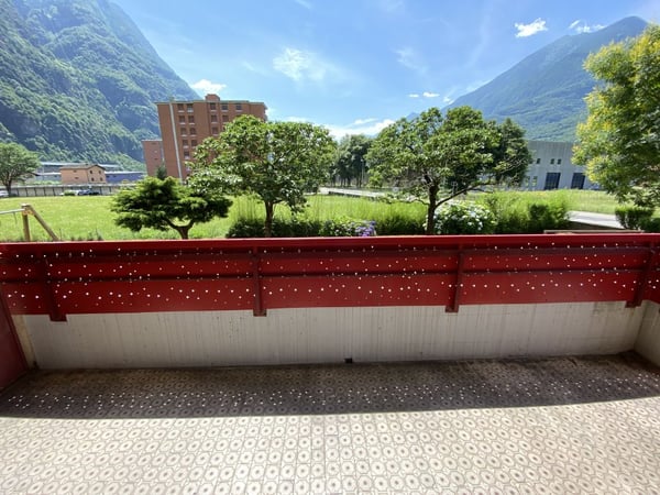 Moderno appartamento 1.5 locali con balcone e vista panoramica a Biasca 10