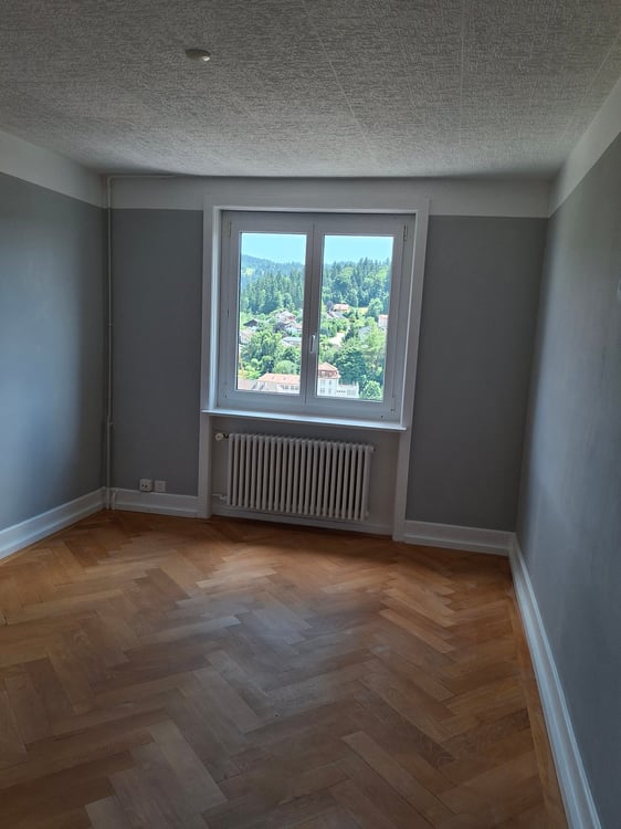 Charmantes 5-Zimmer-Wohnung mit Panoramablick in Le Locle 3