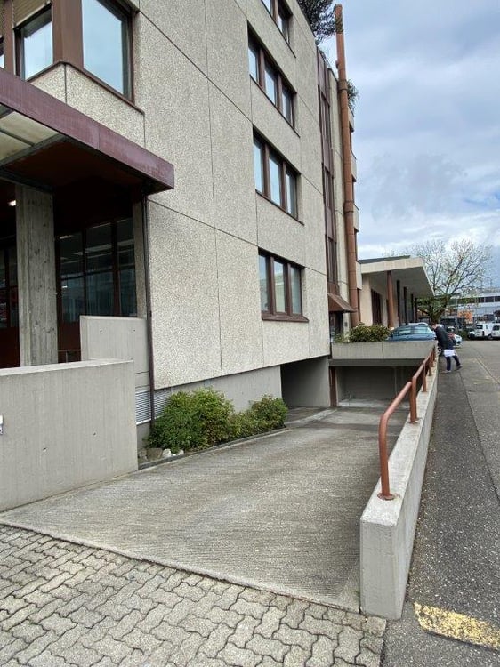 Erstklassige Lage: Tiefgaragenplatz beim Bahnhof Glattbrugg zu vermieten 5
