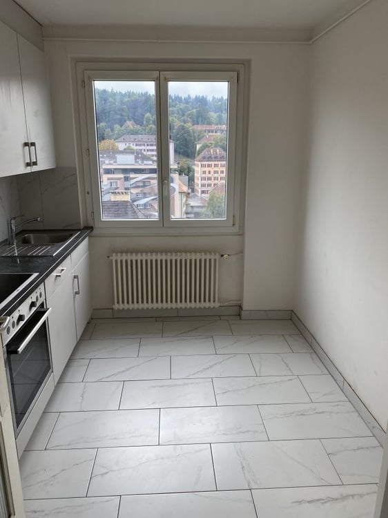 Charmantes 2-Zimmer-Wohnung mit Stadtblick in Le Locle 2