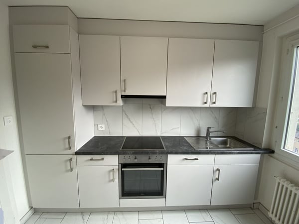 Charmantes 2-Zimmer-Wohnung mit Stadtblick in Le Locle 1