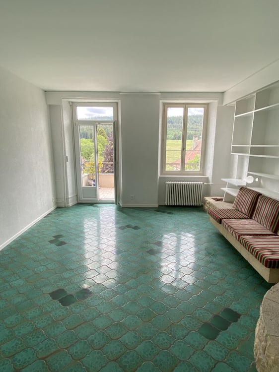 Charmant appartement de 3,5 pièces avec balcon à Tramelan 2